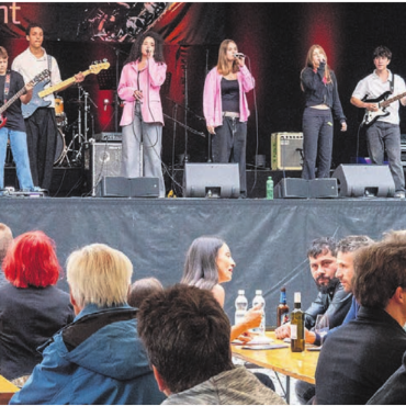 Wie immer harmonisch - Lauter junge Musiktalente beim Sternenplatz. Die «Blueskidz» sorgen für Stimmung.