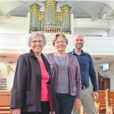 Türen stehen ganz weit offen - Sie freuen sich auf das grosse Jubiläum und darauf, dafür eine Rossini-Messe einzuüben, von links: Adelheid Zehnder, Anny Hagenbuch und Dirigent Philipp Scherer. Bild: Annemarie Keusch