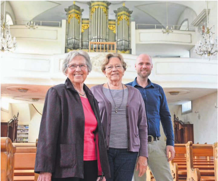 Sie freuen sich auf das grosse Jubiläum und darauf, dafür eine Rossini-Messe einzuüben, von links: Adelheid Zehnder, Anny Hagenbuch und Dirigent Philipp Scherer. Bild: Annemarie Keusch