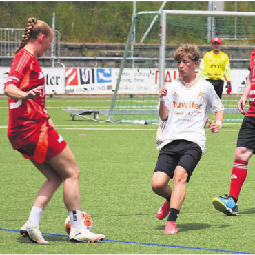 Gekämpft bis zur letzten Minute - Mit Jubelschreiben und Zurufen belohnten die Schulkollegen ihre Spieler auf dem Feld. Sie genossen es, wie sich diese unbeeindruckt von Lehrerschaft oder Super-League-Spielerin Michelle Stierli (links) zeigten. Bilder: Verena Anna Wigger