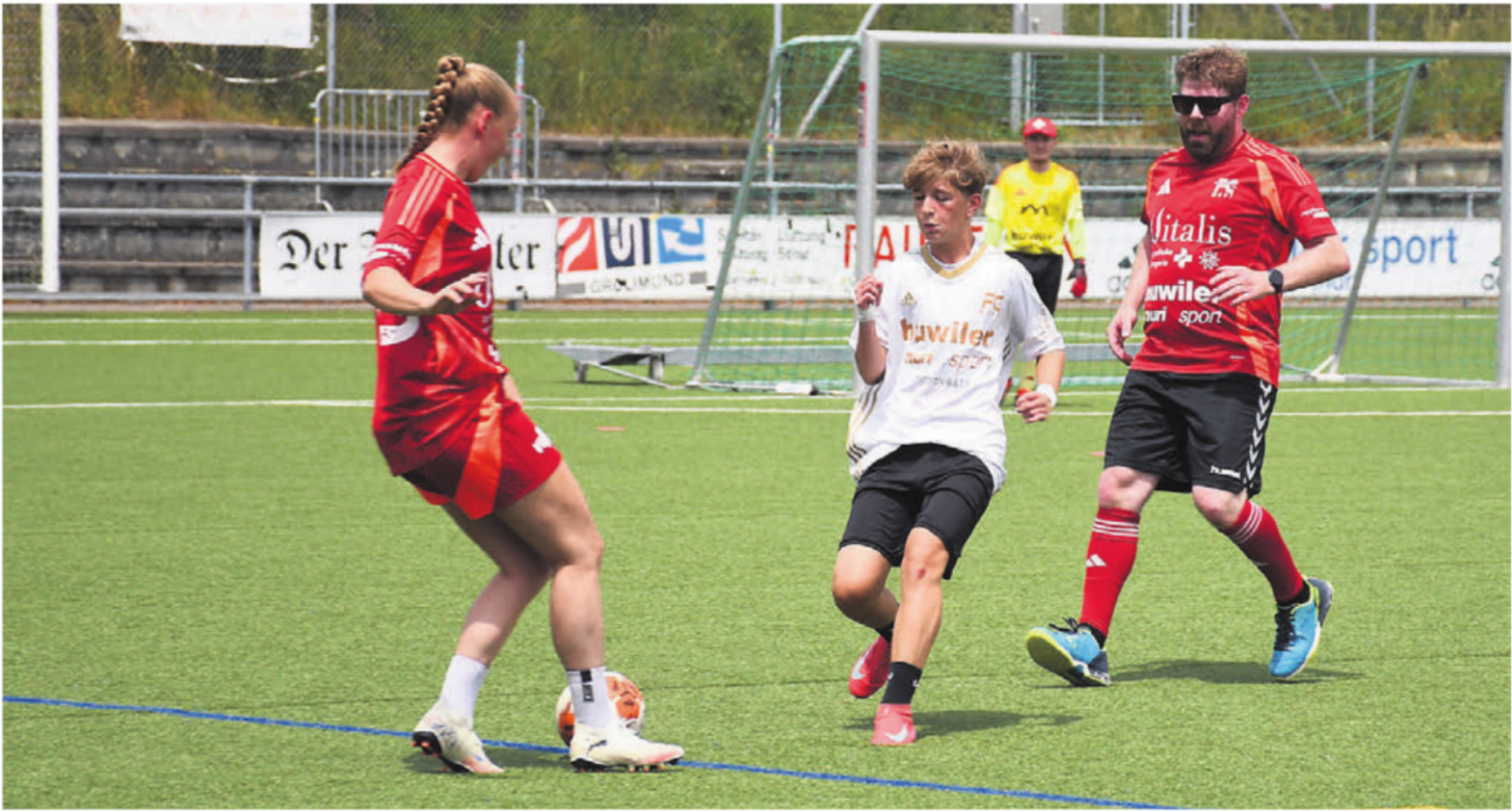 Mit Jubelschreiben und Zurufen belohnten die Schulkollegen ihre Spieler auf dem Feld. Sie genossen es, wie sich diese unbeeindruckt von Lehrerschaft oder Super-League-Spielerin Michelle Stierli (links) zeigten. Bilder: Verena Anna Wigger - Das Bild wird blockiert. – Möglicherweise durch einen aktiven Adblocker.