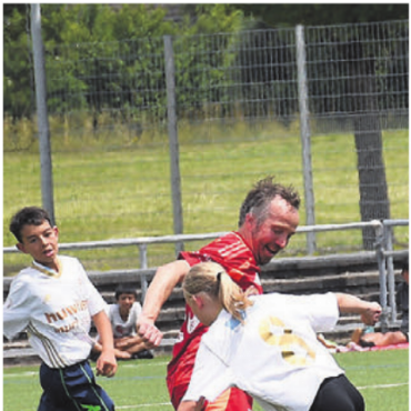 Gekämpft bis zur letzten Minute - Im Spiel ging es um den Ball, auch wenn der Gemeindepräsident dagegenhielt.