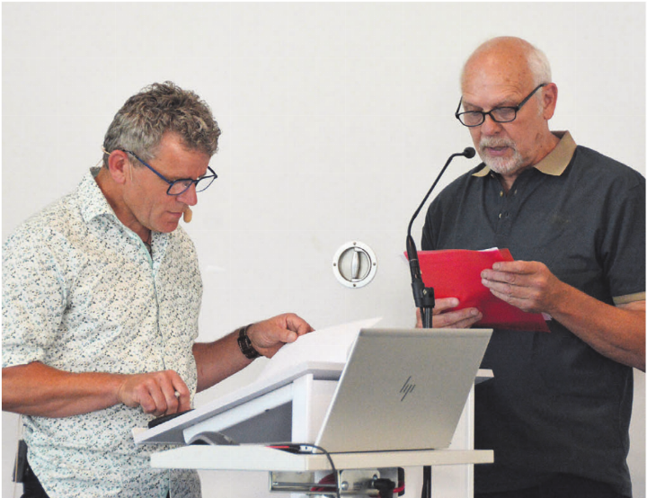 Hubert Andermatt (rechts) fungierte als Sprachrohr des Turnvereins. Gemeindeammann Rainer Heggli nahm die Argumente zur Kenntnis. Bild: Annemarie Keusch Hubert Andermatt (rechts) fungierte als Sprachrohr des Turnvereins. Gemeindeammann Rainer Heggli nahm die Argumente zur Kenntnis. Bild: Annemarie Keusch
