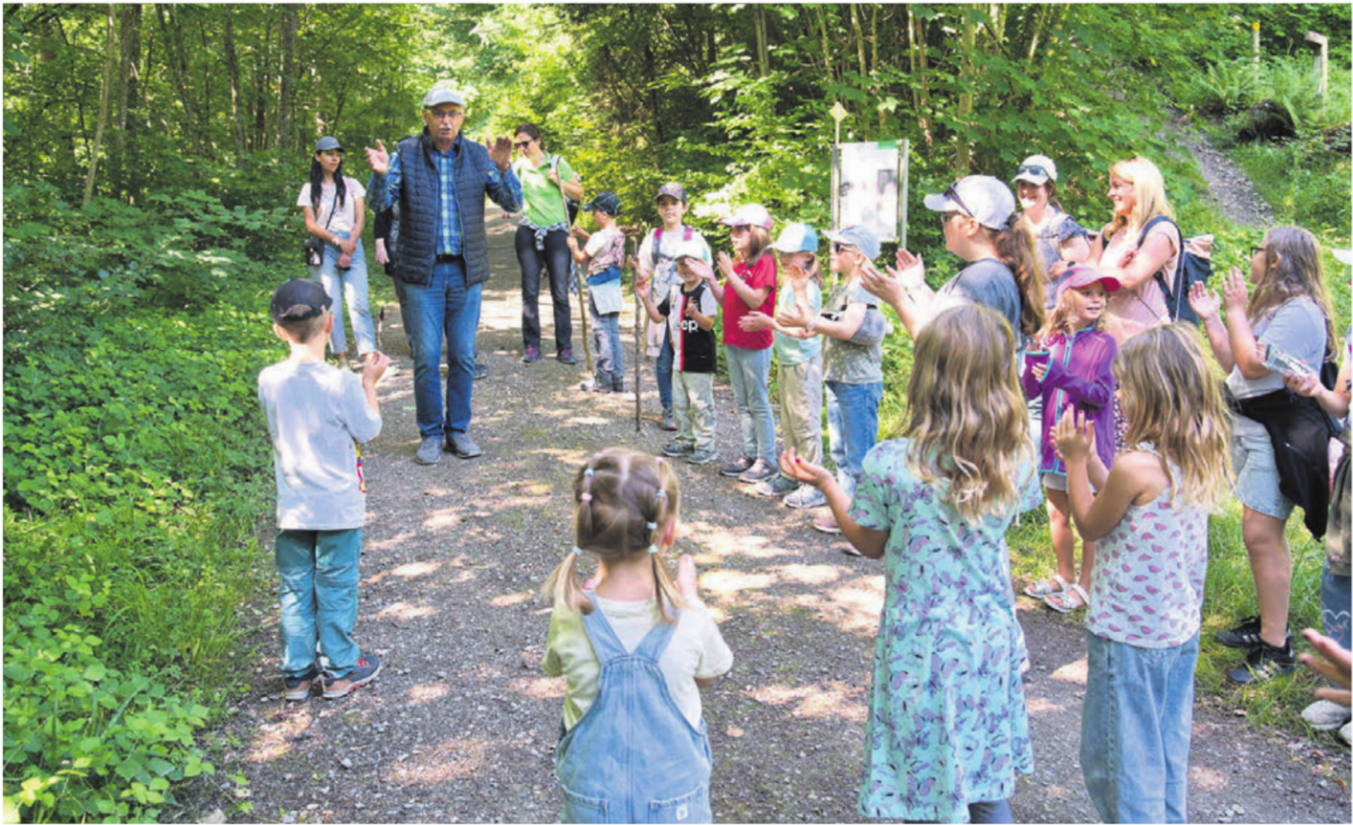 André Keusch kann auf dem Dachs-Parcours die Kinder für die Natur begeistern. Bilder: Stefan Hotz - Das Bild wird blockiert. – Möglicherweise durch einen aktiven Adblocker.