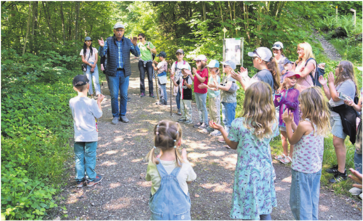 André Keusch kann auf dem Dachs-Parcours die Kinder für die Natur begeistern. Bilder: Stefan Hotz
