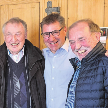 Vorstandsmitglied, Nationalrat und Freund - Immer ein gern gesehener Gast: Theo Fischer (links) zusammen mit alt Gemeindeammann Urs Bosisio (rechts) beim Ausflug der Ortssektion zu Toni Brunner. Bild: zg