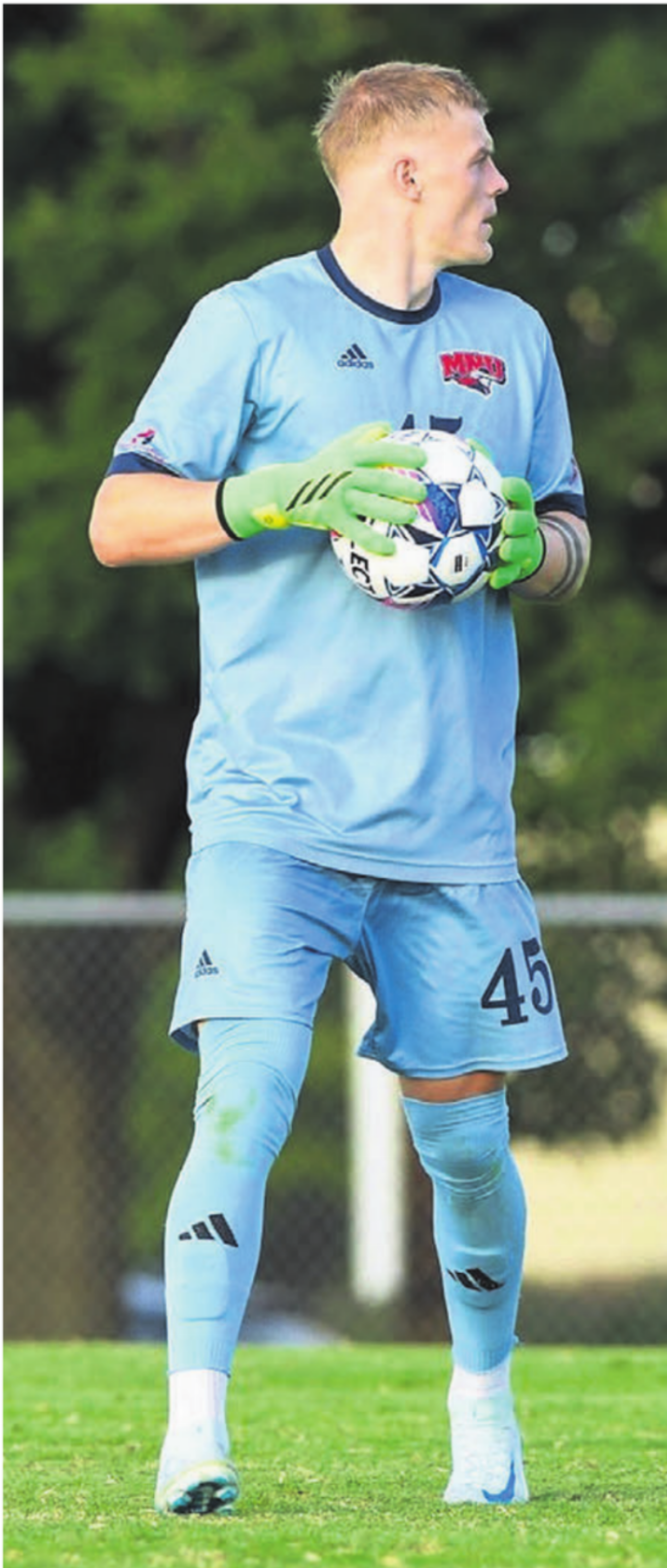 Lukas Bolzli hat als Fussballgoalie beim Nachwuchs des FC Zürich und in der Promotion League beim SC Cham gespielt. Nun setzt er auf Ultramarathons – und will vom Sport leben können.
Bilder: zg - Das Bild wird blockiert. – Möglicherweise durch einen aktiven Adblocker.