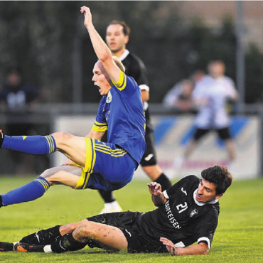 Jugendfest wird zur Aufstiegsfeier - 58. Minute: Villmergens Justin Comas (unten) flext einen Fricker weg. Penalty.