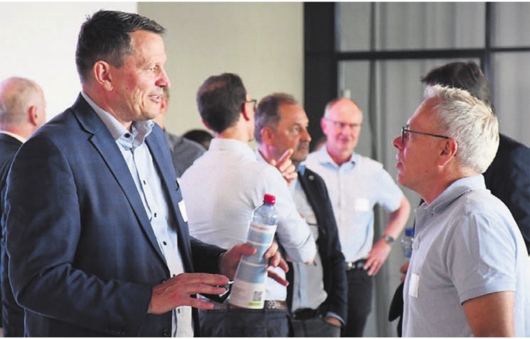Der Entwicklungsschwerpunkt löste einige Diskussionen aus, er ist jedoch sehr gut auf Kurs: Wohlens Gemeindeammann Roland Vogt (links) im Gespräch mit Ralph Notter, CEO der Notter-Gruppe. Bilder: Daniel Marti Der Entwicklungsschwerpunkt löste einige Diskussionen aus, er ist jedoch sehr gut auf Kurs: Wohlens Gemeindeammann Roland Vogt (links) im Gespräch mit Ralph Notter, CEO der Notter-Gruppe. Bilder: Daniel Marti