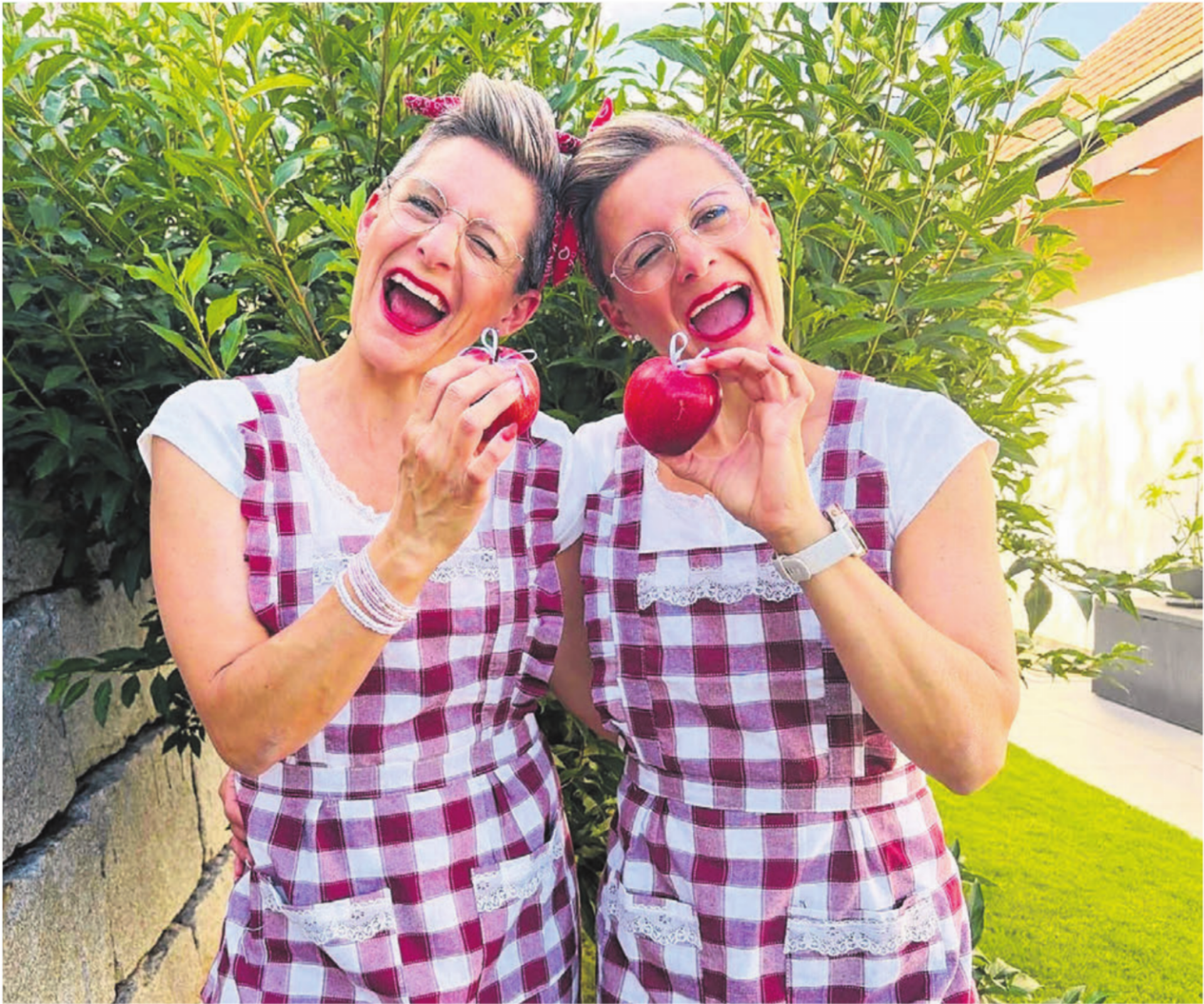 Nicole Enzler (links) und Kathrin Kobler bereichern das Reussfoodfestival 2026 mit ihrem «Öpfelchüechli»-Stand. Eine einmalige Sache für die beiden. Bild: zg - Das Bild wird blockiert. – Möglicherweise durch einen aktiven Adblocker.