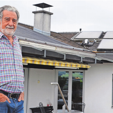 Nachhaltigkeit weiter denken - Fritz Brun nutzt auf seinem Dach die Sonnenwärme, links für die Heizung des Schwimmbeckens, rechts die Hochtemperatur-Panels fürs Haus. Bilder: Thomas Stöckli