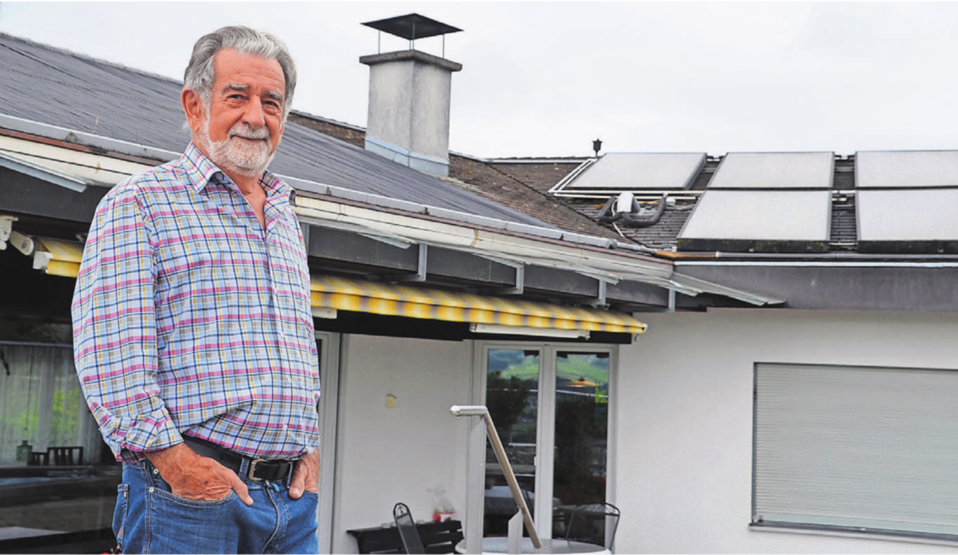 Fritz Brun nutzt auf seinem Dach die Sonnenwärme, links für die Heizung des Schwimmbeckens, rechts die Hochtemperatur-Panels fürs Haus. Bilder: Thomas Stöckli - Das Bild wird blockiert. – Möglicherweise durch einen aktiven Adblocker.
