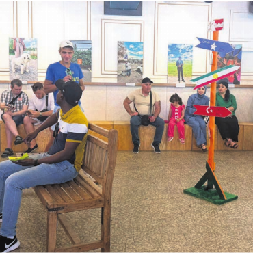 Aus der Optik der Geflüchteten - Im Gemeinschaftszentrum Muri treffen die Kulturen aufeinander – im Hintergrund ein paar der Fotografien.