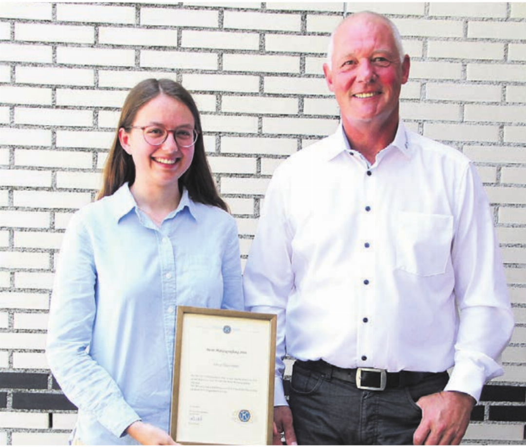 Elina Hauswirth erhielt aus den Händen von Präsident Roland Hodel die Kiwanis-Auszeichnung für den besten Maturabschluss an der Kanti Wohlen. Elina Hauswirth erhielt aus den Händen von Präsident Roland Hodel die Kiwanis-Auszeichnung für den besten Maturabschluss an der Kanti Wohlen.