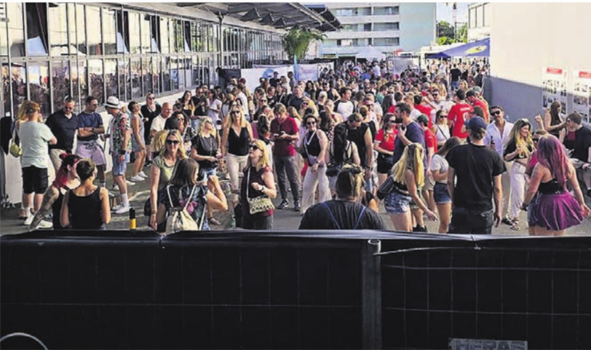 Blick vom DJ-Pult auf die tanzende Menge. Bild: zg - Das Bild wird blockiert. – Möglicherweise durch einen aktiven Adblocker.