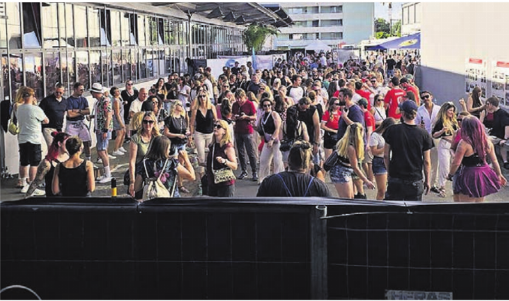 Blick vom DJ-Pult auf die tanzende Menge. Bild: zg