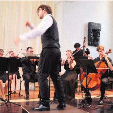 Streichen, zupfen und synchron atmen - Gelungene Premiere: das Jugendorchester Freiamt unter der Leitung seines neuen Dirigenten David Hubov. Bild: Thomas Stöckli