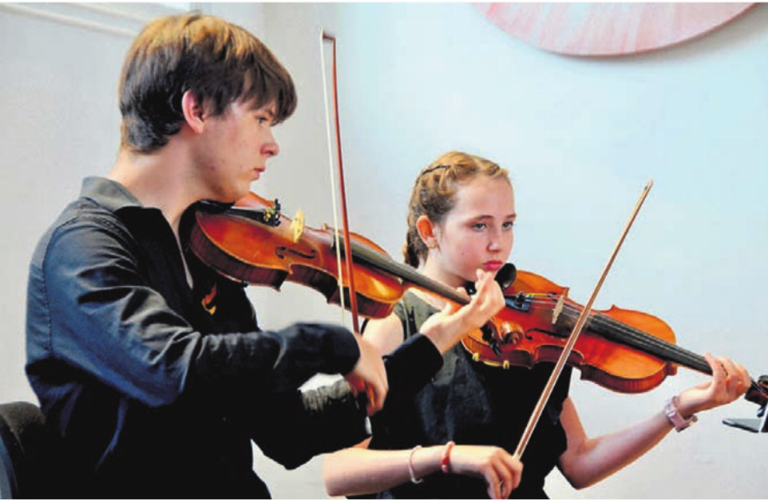 Volle Konzentration bei den jungen Streicherinnen und Streichern. Volle Konzentration bei den jungen Streicherinnen und Streichern.