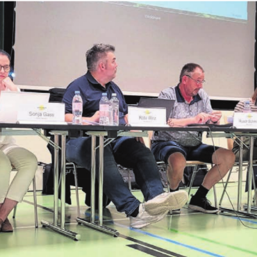 Pünktlich zum Anpfiff abgepfiffen - Der Gemeinderat hatte an diesem Abend leichtes Spiel, alle Anträge passierten problemlos. Von links: Gemeinderat Nicola Bernabei, Gemeinderätin Sonja Gass, Gemeinderat Röbi Wirz, Vizeammann Ruedi Schmid, Gemeindeschreiberin Selina Lusser und Gemeindeammann Franz Schaad. Bild: Chregi Hansen