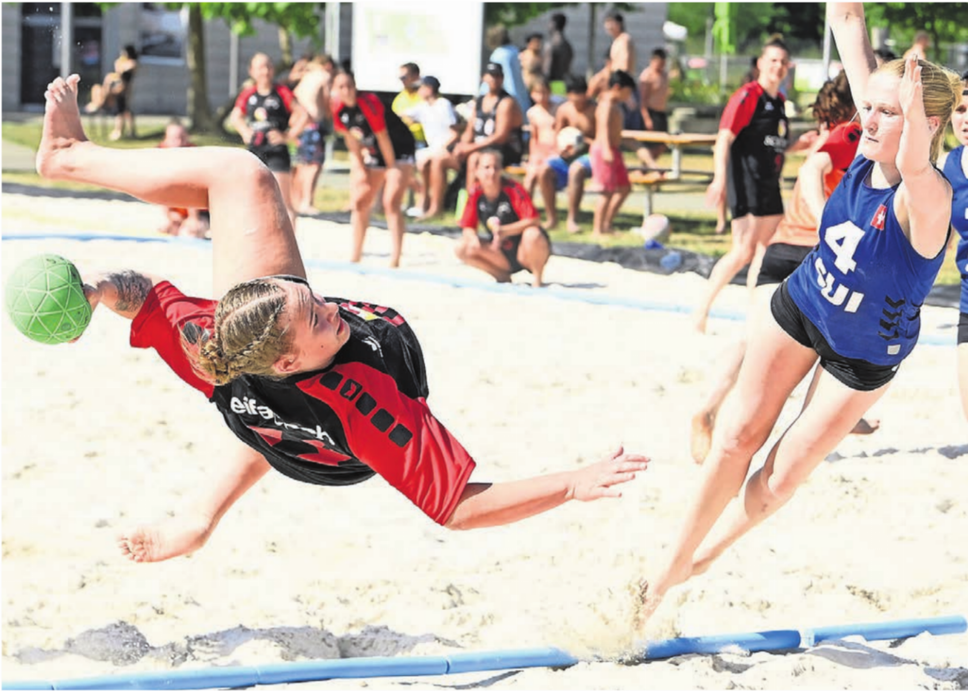Das Team der Wohlerinnen – die «Beachturtles» (links) – sündigte reihenweise vor dem Tor. Bilder: Alexander Wagner - Das Bild wird blockiert. – Möglicherweise durch einen aktiven Adblocker.