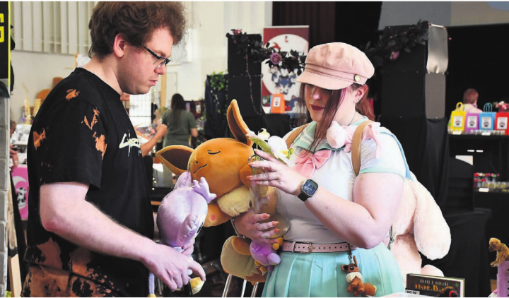 Cosplay ist eine Mischung aus Kreativität, Handwerk, Schauspiel und Fankultur. Für Szenenkenner war das Treffen in Bremgarten eine Möglichkeit, sich auszutauschen. Für Neugierige war es ein Abtauchen in eine magische Welt. Cosplay ist eine Mischung aus Kreativität, Handwerk, Schauspiel und Fankultur. Für Szenenkenner war das Treffen in Bremgarten eine Möglichkeit, sich auszutauschen. Für Neugierige war es ein Abtauchen in eine magische Welt.