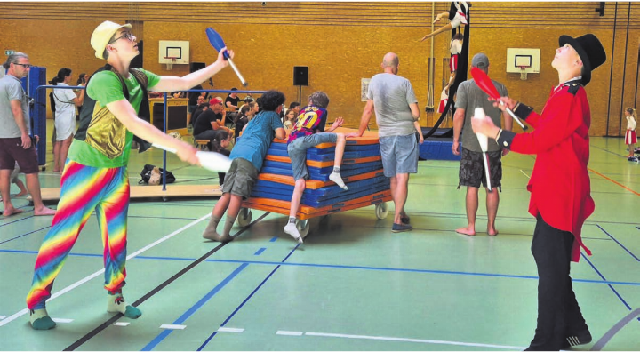 Der Cirque Jeunesse probt mit vollem Elan. Der Cirque Jeunesse probt mit vollem Elan.