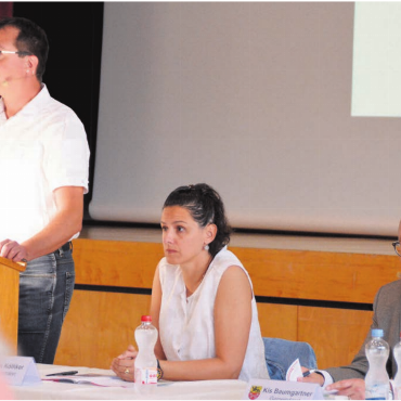 Halle in einem Jahr wieder - Gemeindeammann Alain Maître und die neuen Gemeinderäte Mirjam Kölliker und Kis Baumgartner (von links). Bild: Annemarie Keusch
