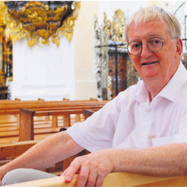 Nicht alles wird ihm fehlen - Peter Hochuli in der Klosterkirche. Als Präsident der Freunde der Klosterkirche, als Klosterführer und als Murimoos-Präsident bleibt er mit Muri eng verbunden. Bild: Annemarie Keusch