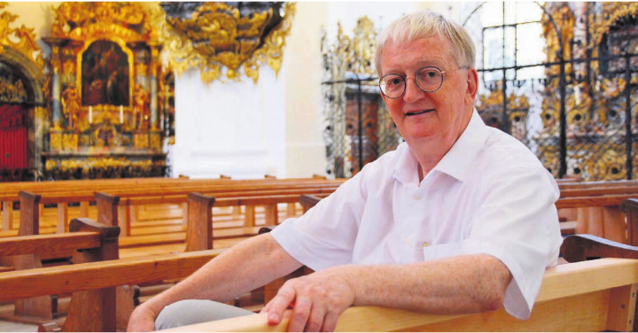 Peter Hochuli in der Klosterkirche. Als Präsident der Freunde der Klosterkirche, als Klosterführer und als Murimoos-Präsident bleibt er mit Muri eng verbunden. Bild: Annemarie Keusch