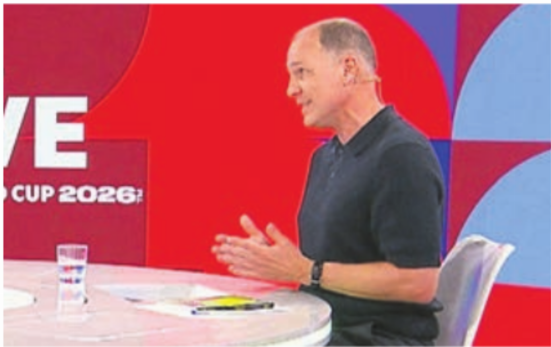 Fast jeden Abend sitzt Sascha Amhof im WM-Studio. Bild: SRF - Das Bild wird blockiert. – Möglicherweise durch einen aktiven Adblocker.