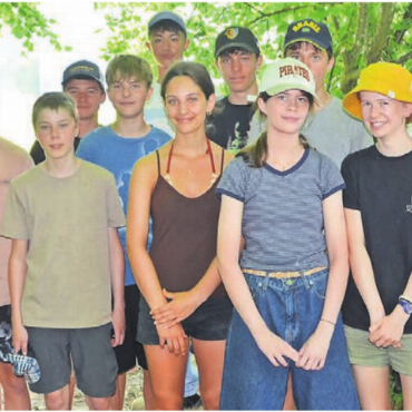 Das Leben zurückbringen - Bez-Lehrerin Sara Exer (rechts) mit den Schülerinnen und Schülern, die sich im Rahmen der Projektwoche für den Katzenbach eingesetzt haben. Bilder: Thomas Stöckli / zg