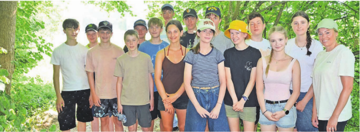Bez-Lehrerin Sara Exer (rechts) mit den Schülerinnen und Schülern, die sich im Rahmen der Projektwoche für den Katzenbach eingesetzt haben. Bilder: Thomas Stöckli / zg