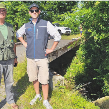 Das Leben zurückbringen - Pächter Daniel Klausner (links) mit Flavio Küttel, Fachspezialist Fischerei beim Kanton.