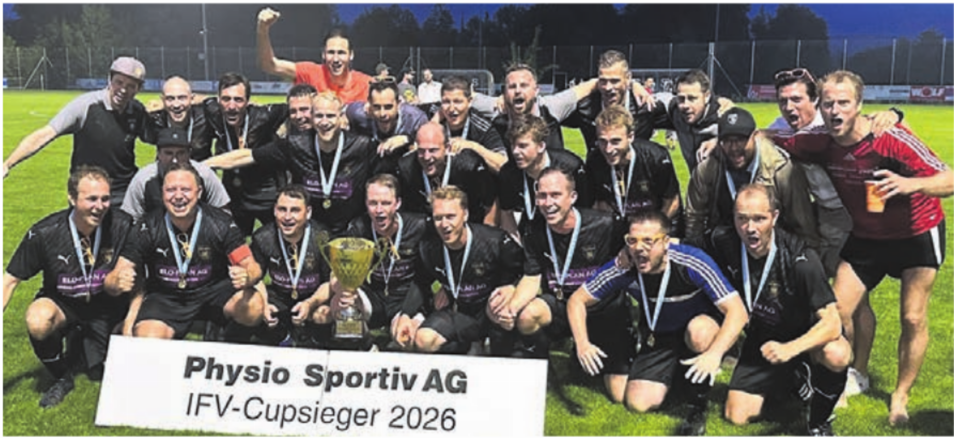 Die Senioren 30  des FC Sins feiern den IFV-Cupsieg. Bild: zg - Das Bild wird blockiert. – Möglicherweise durch einen aktiven Adblocker.