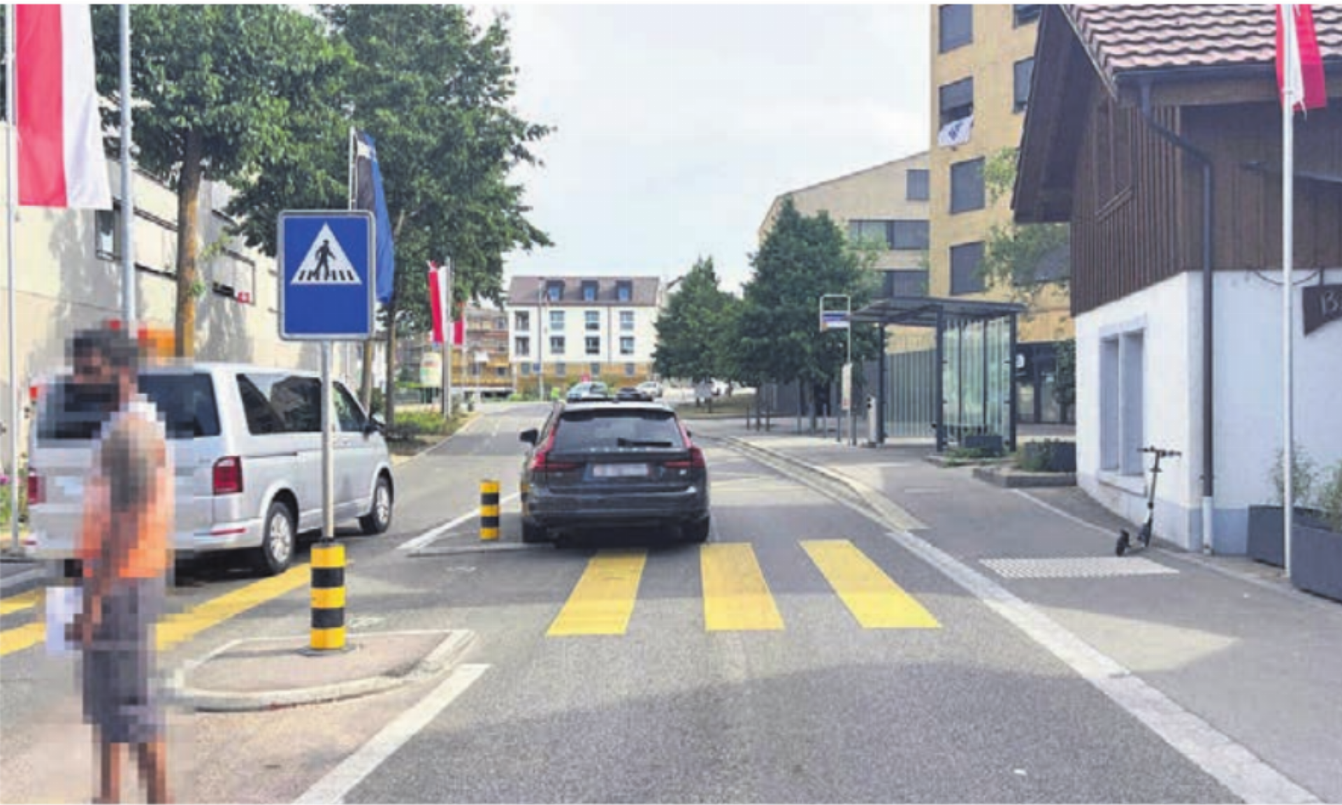 Der Unfall ereignete sich auf dem Fussgängerstreifen beim Dorfplatz. Bild: pz - Das Bild wird blockiert. – Möglicherweise durch einen aktiven Adblocker.