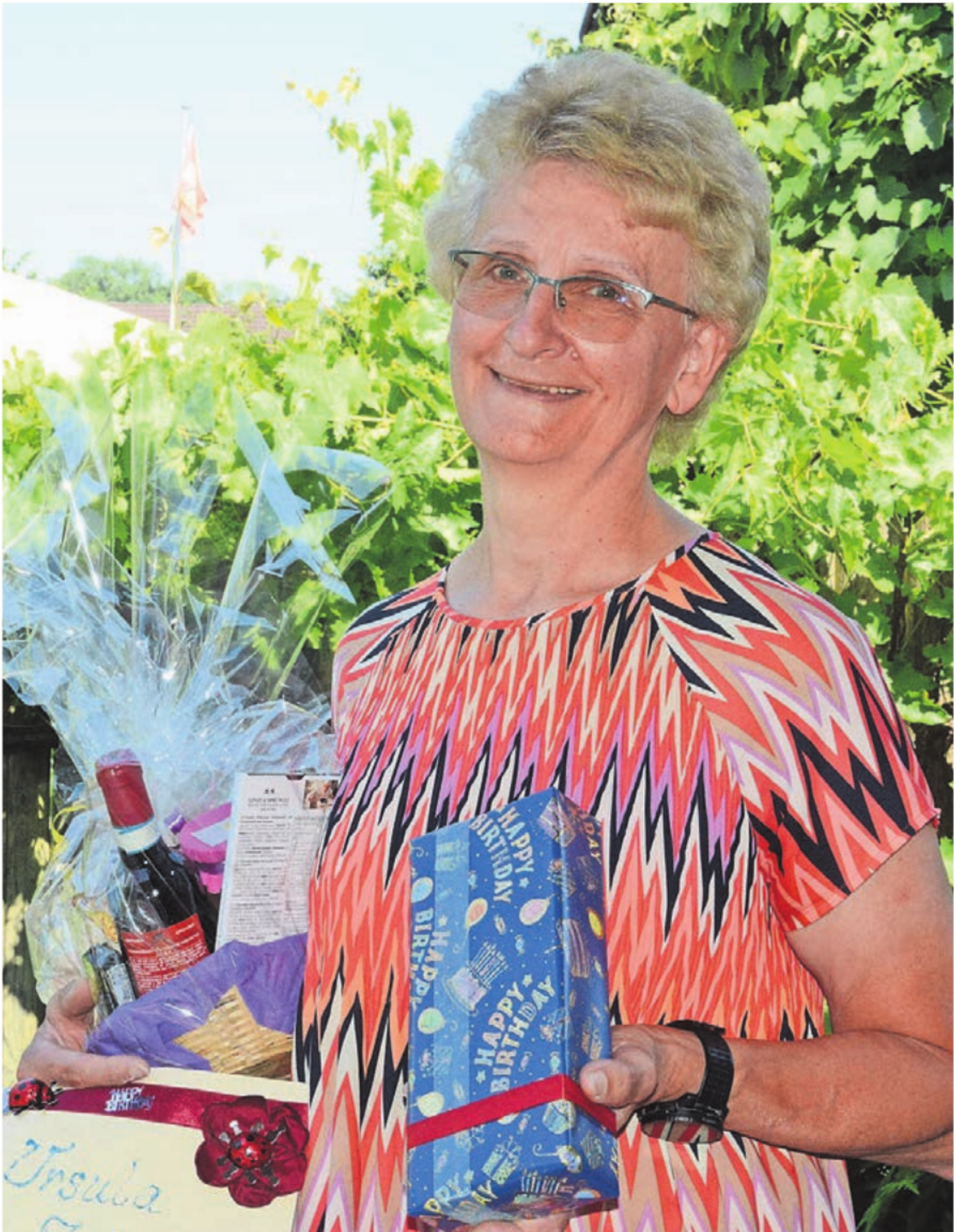 Roswitha Bernath kümmert sich mit viel Herzblut um ältere Menschen. So verteilt sie beispielsweise Jubilaren Geschenke. Bild: Chregi Hansen - Das Bild wird blockiert. – Möglicherweise durch einen aktiven Adblocker.