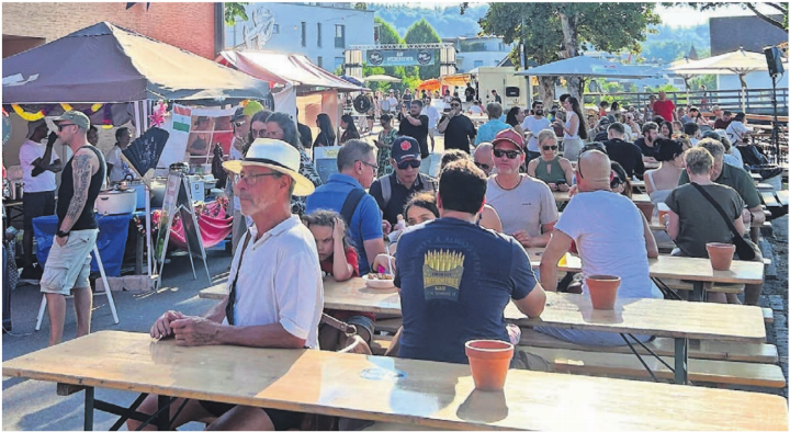 Bereits am Mittwochabend zog das Reussfoodfestival viele Besucher an. Bild: sab