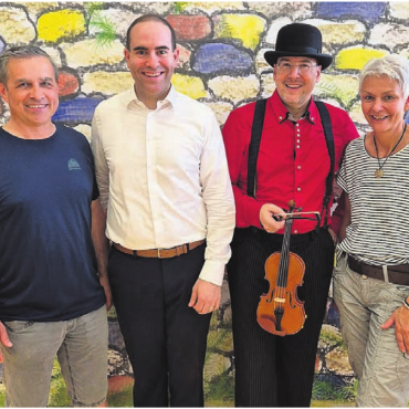 Auf Spurensuche im Kelleramt - Erich Rey (Musikschule Kelleramt), Daniel Schrenk (Dirigent Brass Band), Detektiv Allegro (Andri Mischol) und Regina Klossner (Musikschule Kelleramt), von links.