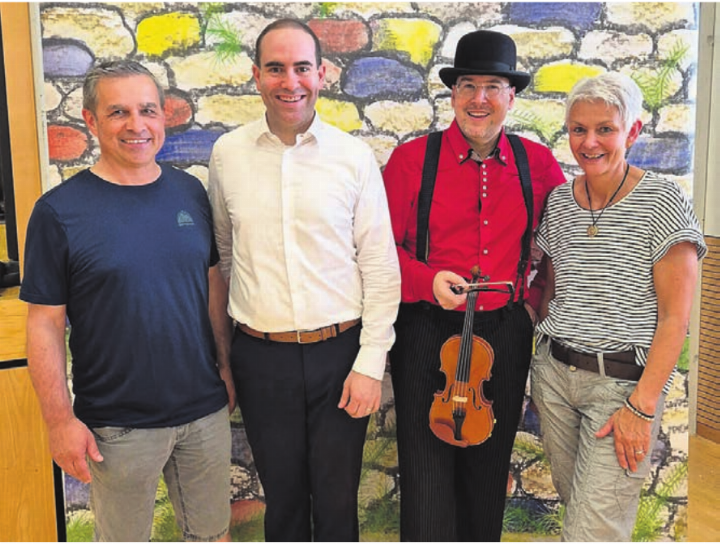 Erich Rey (Musikschule Kelleramt), Daniel Schrenk (Dirigent Brass Band), Detektiv Allegro (Andri Mischol) und Regina Klossner (Musikschule Kelleramt), von links.