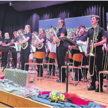 Auf Spurensuche im Kelleramt - Vereinte Kräfte fürs Finale des Musikkrimis: Dirigent Daniel Schrenk mit den «Sound Rebels» (links) und der «Brass Band Imperial Lenzburg B». Bilder: sca