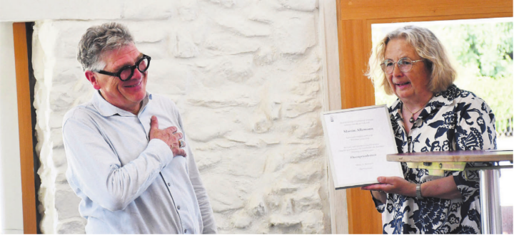 Grosse Ehre erfahren: der neue Ehrenpräsident der Historischen Gesellschaft Freiamt, Martin Allemann, und die neue Präsidentin Andrea Moll. Bild: Daniel Marti