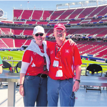 Führerlose Taxis und volle Stadien - Christian Zemp (rechts) und seine Frau Susanne im Stadion in San Francisco, wo die Schweiz auf Katar traf. Das Spiel ging etwas in die Hose, aber das Tor von Katar war eine schöne Kiste, sagt er. Bilder: zg