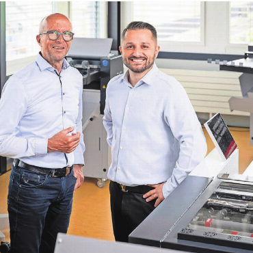 Nachfolge geregelt - Robert Barrer (links) und der neue Inhaber Sajmir Veliju.   Bild: zg