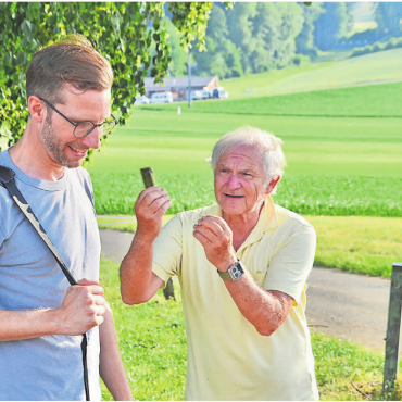 Sommerpause im Probebetrieb - Hauptrollen im Clinch: Andreas Bürgisser (links) als Dorfhistoriker Hans Bissig und Stephan Wottreng als «Schagg».    Bilder: Thomas Stöckli