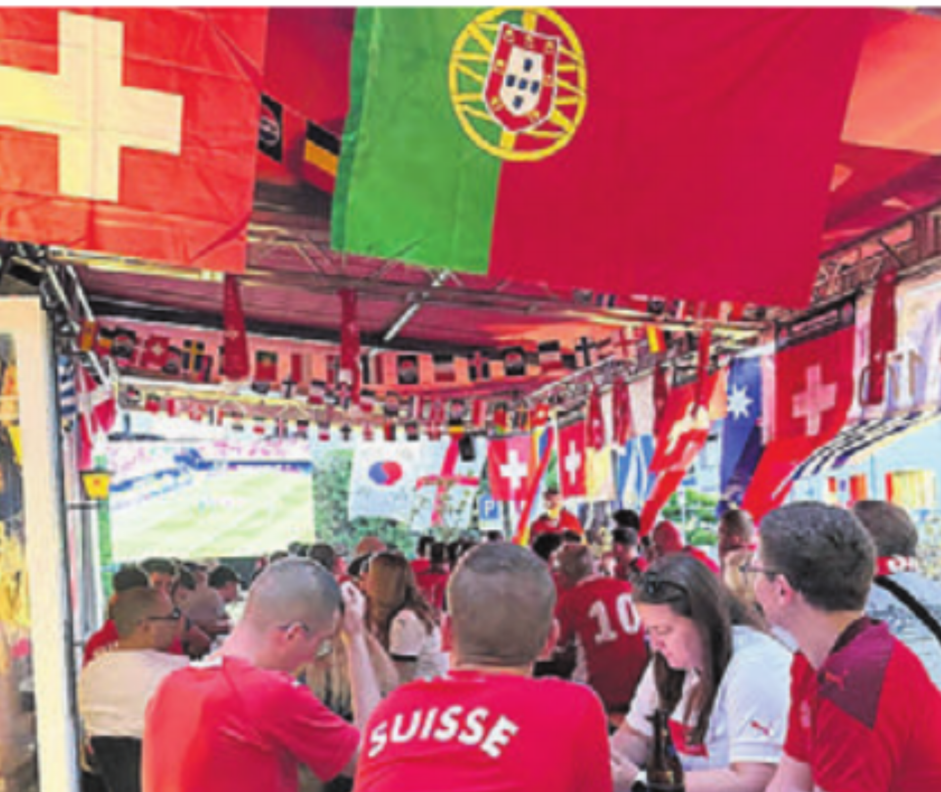 Stimmung fast wie im Stadion beim Public Viewing in Boswil.    Bild: zg - Das Bild wird blockiert. – Möglicherweise durch einen aktiven Adblocker.