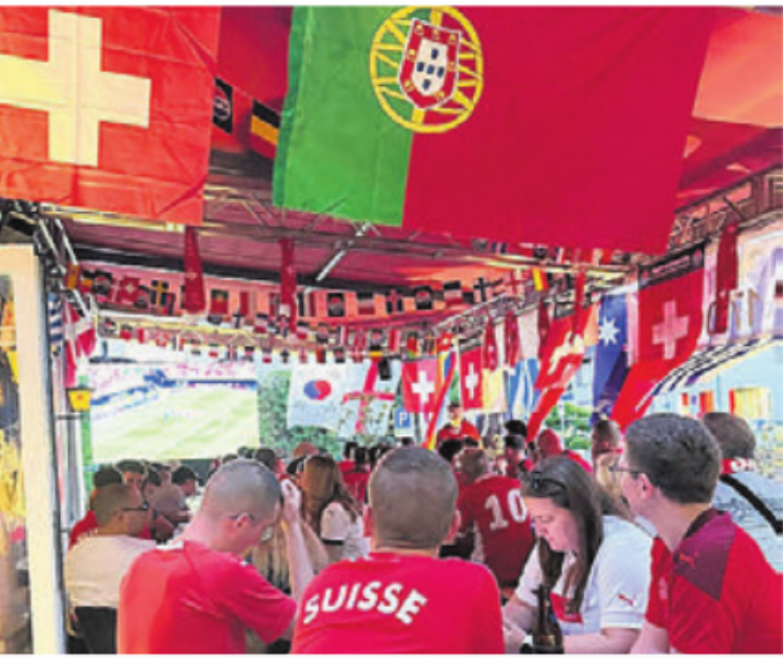 Stimmung fast wie im Stadion beim Public Viewing in Boswil.    Bild: zg