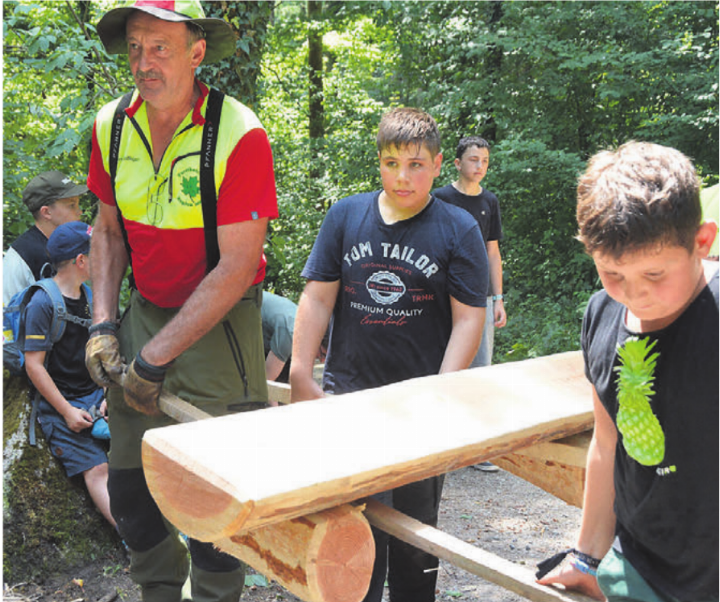 Die Schülerinnen und Schüler helfen tatkräftig mit.