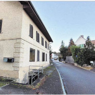 Jetzt wird es konkret - In Zukunft ist es nicht mehr möglich, über den Schulweg zur Kirche zur fahren. Einzig das Pfarreilokal darf man noch anfahren.    Bild: Archiv