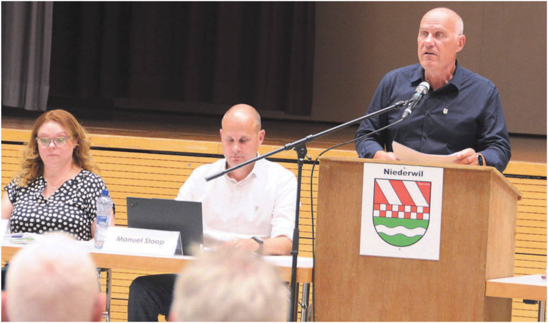 Gemeindeammann Norbert Ender musste viele Fragen rund um das Gemeindehaus beantworten. Frau Vizeammann Martina Balmer und Gemeinderat Manuel Stoop hingegen hatten leichtes Spiel mit ihren Geschäften.    Bild: Chregi Hansen - Das Bild wird blockiert. – Möglicherweise durch einen aktiven Adblocker.