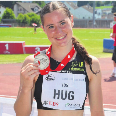 USA-Ticket winkt - Norina Hug mit ihrer Silbermedaille von der SM. Die 18-Jährige konnte mit ihren Leistungen auch die Limite für die U20-Weltmeisterschaften übertreffen. Bild: zg